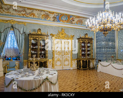 18. September 2018: St. Petersburg, Russland - Eine reich verzierte Zimmer im Schloss Peterhof, mit Kronleuchter und Tisch für Kaffee.