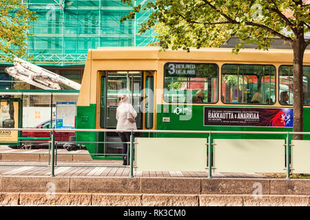 20. September 2018: Helsinki, Finnland - die Frau, die sich mit der Straßenbahn in die Innenstadt. Stockfoto