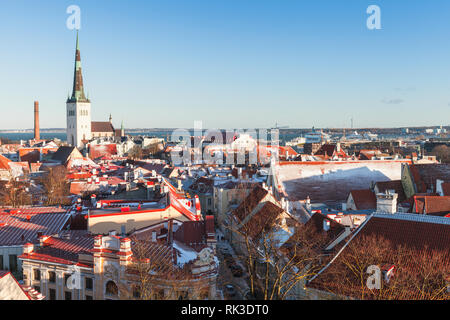 Altstadt von Tallinn Stadtbild im Winter. Kirchen und Häuser mit roten Ziegeldächern Stockfoto