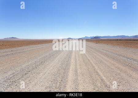 Typische Schotterstraße in Namibia Stockfoto