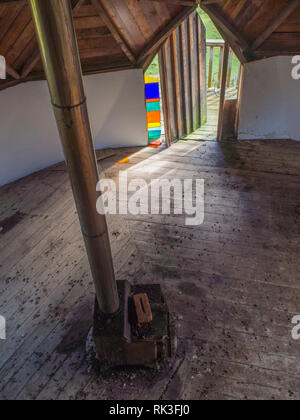 Holzofen Kamin Rauchfang und offene Tür zum Balkon, verlassenen community building, Ahu Ahu Ohu, Whanganui River, New Zealand Stockfoto