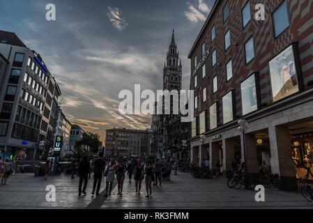 München, Bayern/Deutschland - 07. 29. 2018: Einheimische und Touristen zu Fuß in den Gassen der Altstadt rund um den Marienplatz Stockfoto