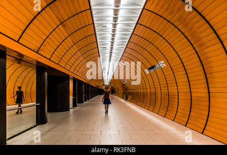 München, Bayern/Deutschland - 07. 29. 2018: Junge Frau im Sommer Rock gehen durch einen Fußgängertunnel am Marienplatz U-Bahn Station Stockfoto