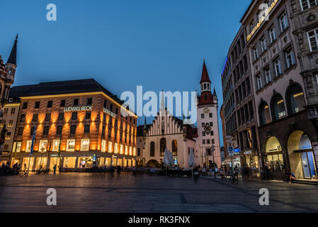 München, Bayern/Deutschland - 07. 29. 2018: Einheimische und Touristen zu Fuß in den Gassen der Altstadt rund um den Marienplatz Stockfoto