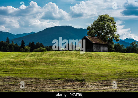 Malerische Aussicht über die deutsche Landschaft rund um das Dorf Kappel mit zwei alten hölzernen Schuppen auf die grünen Hügel Stockfoto