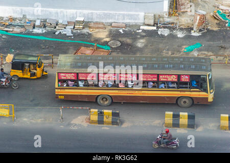 Suchen von oben nach unten in einem überfüllten Bus und Tuk Tuk in Chennai, der viertgrößten Stadt in Indien Stockfoto