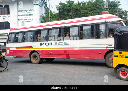 Ein Polizei-bus und Tuk Tuk in Chennai, der viertgrößten Stadt in Indien Stockfoto