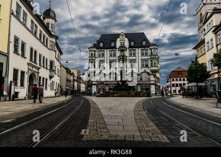 Erfurt, Deutschland - 07. 26. 2017: Touristen zu Fuß durch die gepflasterten Straßen der Altstadt Stockfoto