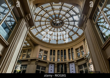 Leipzig, Deutschland - 07. 30. 2017: Einheimische und Touristen, die die dekorierten Maedler Passage mit Geschäften und Restaurants. Stockfoto