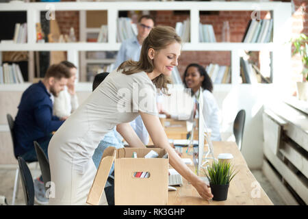 Frohes neues Mitarbeiter auspacken Box mit persönlichen Sachen im Büro Stockfoto