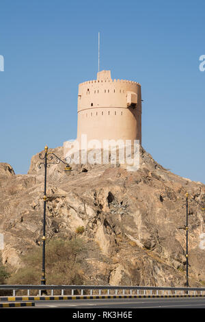 Alte Turm auf einem felsigen Hügel im Oman Stockfoto