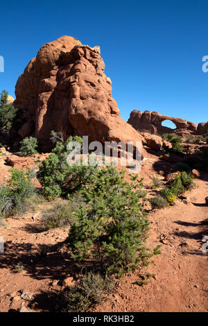 Blick auf die Skyline Arch von der Trail im Arches National Park mit einem Butte im Vordergrund. Stockfoto