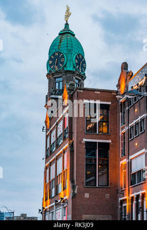 Historische amerika Lijn Gebäude in Rotterdam in der Morgendämmerung. Jetzt das Hotel New York in Rotterdam. Stockfoto