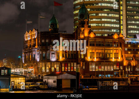 Historische amerika Lijn Gebäude in Rotterdam in der Nacht. Jetzt das Hotel New York in Rotterdam. Stockfoto