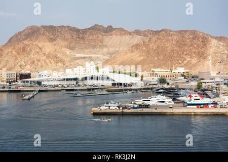 Muscat, Oman - November 1, 2018: Fischmarkt am Hafen von Mutrah in Muscat und Corniche mit niemand Stockfoto