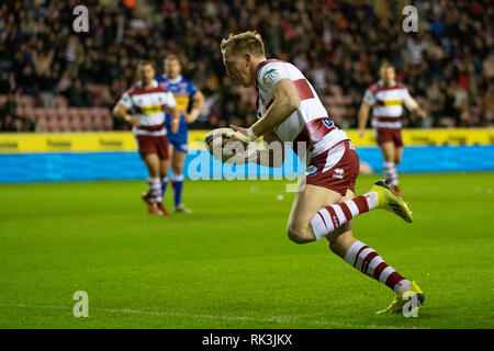 Die wigan Warriors Dan Sarginson läuft durch, um seine Seiten zuerst versuchen, 8. Februar 2019, DW Stadium, Wigan, England; Betfred Super League, Runde 2, Wigan Warriors vs Leeds Rhinos; Quelle: News Bilder Stockfoto