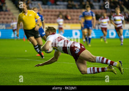 Die wigan Warriors Dan Sarginson geht über zu zählen seine Seiten zuerst versuchen, 8. Februar 2019, DW Stadium, Wigan, England; Betfred Super League, Runde 2, Wigan Warriors vs Leeds Rhinos; Quelle: News Bilder Stockfoto