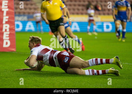 Die wigan Warriors Dan Sarginson geht über zu zählen seine Seiten zuerst versuchen, 8. Februar 2019, DW Stadium, Wigan, England; Betfred Super League, Runde 2, Wigan Warriors vs Leeds Rhinos; Quelle: News Bilder Stockfoto