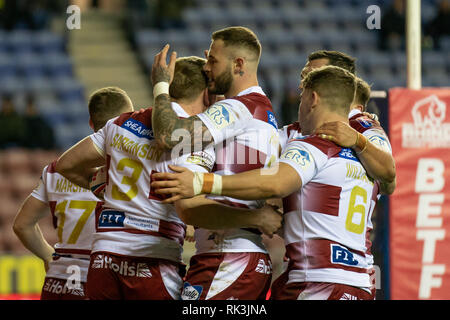 Wigan, Großbritannien. 08 Feb, 2019. Die wigan Warriors Dan Sarginson feiert seine Seiten zählende zuerst versuchen, DW Stadium, Wigan, Großbritannien. 8. Feb 2019. Betfred Super League, Runde 2, Wigan Warriors vs Leeds Rhinos; Quelle: News Bilder Credit: Aktuelles Bilder/Alamy leben Nachrichten Stockfoto