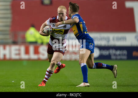 Wigan, Großbritannien. 08 Feb, 2019. Die wigan Warriors Liam Farrell ist von Leeds Rhinos von Richie Meyler DW Stadium, Wigan, Großbritannien in Angriff genommen. 8. Feb 2019. Betfred Super League, Runde 2, Wigan Warriors vs Leeds Rhinos; Quelle: News Bilder Credit: Aktuelles Bilder/Alamy leben Nachrichten Stockfoto