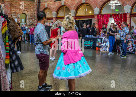 Ballarat, Victoria, Australien. 9. Feb 2019. Ballarat Beat Rockabilly Festival - 09. Februar 2019 - Ballarat - Victoria - Australien. Die große Menschenmenge genießen einige Rockabilly Tanzunterricht von den Ausbildern Credit: Brett Keating/Alamy leben Nachrichten Stockfoto