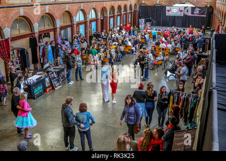 Ballarat, Victoria, Australien. 9. Feb 2019. Ballarat Beat Rockabilly Festival - 09. Februar 2019 - Ballarat - Victoria - Australien. Die große Menschenmenge genießen einige Rockabilly Tanzunterricht von den Ausbildern Credit: Brett Keating/Alamy leben Nachrichten Stockfoto