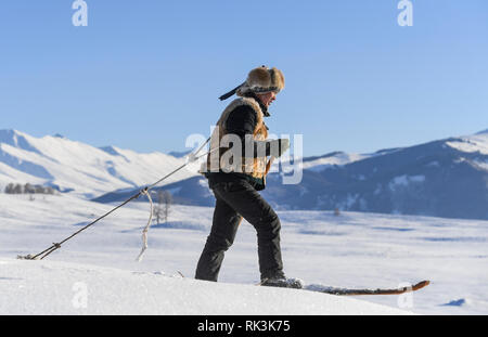 Peking, China Autonome Region Xinjiang Uygur. 7 Jan, 2019. Mamani Skier auf dem schneefeld in Altay, Nordwesten Chinas Autonome Region Xinjiang Uygur, Jan. 7, 2019. Credit: Hu Huhu/Xinhua/Alamy leben Nachrichten Stockfoto