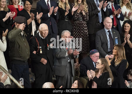 First Lady Melania Trump und Gäste applaudieren, als Präsident Donald J. Trumpf erkennt Herman Zeitchik, einen Weltkrieg II D-Day Veteran, während der Zustand der Union Adresse, Dienstag, Februar 5, 2019, in der United States Capitol in Washington, D.C Personen: First Lady Melania Trump Stockfoto