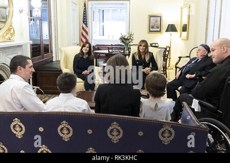 First Lady Melania Trump und zweite Frau Karen Pence nehmen in einer Listening Session mit Galerie Gäste, Dienstag, 5. Februar 2019, an der United States Capitol in Washington, D.C.: First Lady Melania Trump Stockfoto