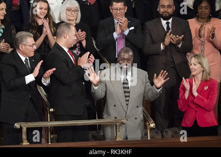 Matthew Charles, einem ehemaligen Gefängnisinsassen, die ersten Gefangenen wurde als Ergebnis der ersten Schritt Handeln, Freigegeben, Bestätigt, der Beifall der Menge Dienstag Abend, Feb 5, 2019, während Präsident Donald J. TrumpÕs Rede zur Lage der Union im United States Capitol in Washington, D.C Menschen: Matthew Charles Stockfoto