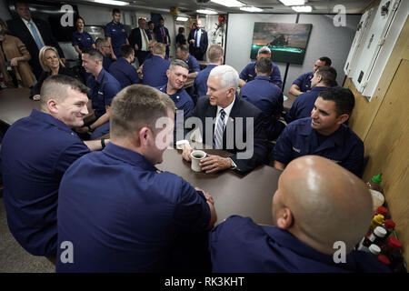 Vice President Mike Pence, durch Staatssekretär für innere Sicherheit Kirstjen Nielsen kam, besuche die Crew Chaos an Bord der United States Coast Guard Cutter Bear, Mittwoch, Februar 6, 2019, in Portsmouth, Va: Vice President Mike Pence Stockfoto