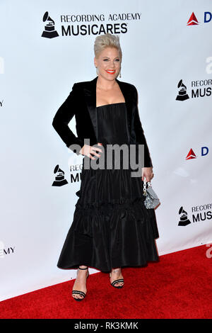 Los Angeles, USA. 08 Feb, 2019. Rosa am2019 MusiCares Person des Jahres Gala zu Ehren Dolly Parton im Los Angeles Convention Center. Foto: Paul Smith/Alamy leben Nachrichten Stockfoto