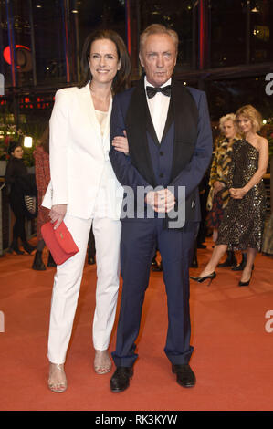 Claudia Michelsen und Udo Kier die Teilnahme an dem Festival Eröffnung mit dem "die Freundlichkeit von Fremden' Premiere auf der 69. Internationalen Filmfestspiele Berlin/Berlinale 2019 im Berlinale Palast am Februar 7, 2019 in Berlin, Deutschland. | Verwendung weltweit Stockfoto