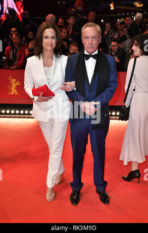 Claudia Michelsen und Udo Kier die Teilnahme an dem Festival Eröffnung mit dem "die Freundlichkeit von Fremden' Premiere auf der 69. Internationalen Filmfestspiele Berlin/Berlinale 2019 im Berlinale Palast am Februar 7, 2019 in Berlin, Deutschland. | Verwendung weltweit Stockfoto