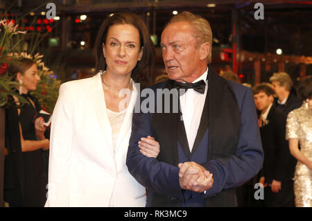 Claudia Michelsen und Udo Kier die Teilnahme an dem Festival Eröffnung mit dem "die Freundlichkeit von Fremden' Premiere auf der 69. Internationalen Filmfestspiele Berlin/Berlinale 2019 im Berlinale Palast am Februar 7, 2019 in Berlin, Deutschland. | Verwendung weltweit Stockfoto