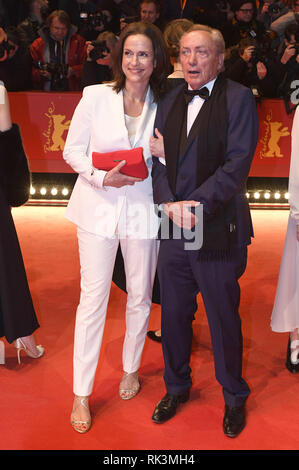 Claudia Michelsen und Udo Kier die Teilnahme an dem Festival Eröffnung mit dem "die Freundlichkeit von Fremden' Premiere auf der 69. Internationalen Filmfestspiele Berlin/Berlinale 2019 im Berlinale Palast am Februar 7, 2019 in Berlin, Deutschland. | Verwendung weltweit Stockfoto