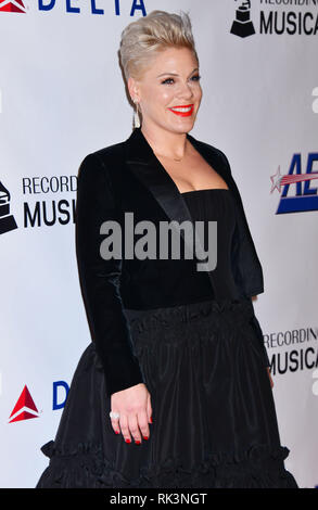 Los Angeles, USA. 08 Feb, 2019. Rosa - Alecia Beth Moore 012 besucht MusiCares Person des Jahres ehrt Dolly Parton im Los Angeles Convention Center am 8. Februar 2019 in Los Angeles, Kalifornien Quelle: Tsuni/USA/Alamy leben Nachrichten Stockfoto