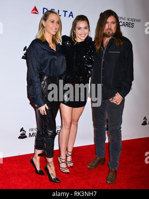 Los Angeles, USA. 08 Feb, 2019. Tish Cyrus, Miley Cyrus, Billy Ray Cyrus021 besucht MusiCares Person des Jahres ehrt Dolly Parton im Los Angeles Convention Center am 8. Februar 2019 in Los Angeles, Kalifornien Quelle: Tsuni/USA/Alamy leben Nachrichten Stockfoto