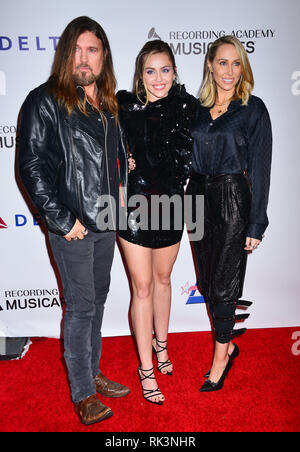 Los Angeles, USA. 08 Feb, 2019. Tish Cyrus, Miley Cyrus, Billy Ray Cyrus026 besucht MusiCares Person des Jahres ehrt Dolly Parton im Los Angeles Convention Center am 8. Februar 2019 in Los Angeles, Kalifornien Quelle: Tsuni/USA/Alamy leben Nachrichten Stockfoto