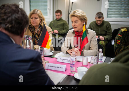 Rukla, Litauen. 04 Feb, 2019. Ursula von der Leyen (CDU), trifft auf der Militärbasis in Rukla, Litauen. Credit: Arne Bänsch/dpa/Alamy leben Nachrichten Stockfoto