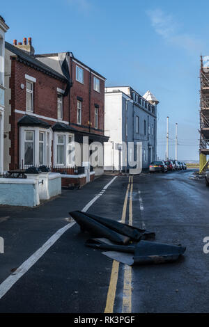 Blackpool Großbritannien, 9. Februar, 2019. Wetter news. Sturm Erik Ursachen viel Schaden an den beliebten Ferienort, Dächer und Vordächer, die die Hauptlast der Sturm. Credit: Gary Telford/Alamy leben Nachrichten Stockfoto