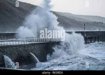 Aberystwyth Wales UK, Samstag, 09. Feb 2019 UK Wetter: Am Ende des Sturms Erik - der erste "named" Sturm von 2019 - immer noch genug Kraft, um riesige Wellen zu bringen Rammbock das Meer Abwehr in Aberystwyth auf der Cardigan Bay Küste, West Wales bei Flut an diesem Morgen. Eine gelbe Warnmeldung für Wind und lief wurde ausgegeben, die weite Teile im Norden des UK, mit Winden von mehr als 70 km/h in Böen. Photo Credit: Keith Morris/Alamy leben Nachrichten Stockfoto