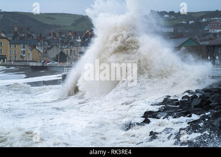 Aberystwyth Wales UK, Samstag, 09. Feb 2019 UK Wetter: Am Ende des Sturms Erik - der erste "named" Sturm von 2019 - immer noch genug Kraft, um riesige Wellen zu bringen Rammbock das Meer Abwehr in Aberystwyth auf der Cardigan Bay Küste, West Wales bei Flut an diesem Morgen. Eine gelbe Warnmeldung für Wind und lief wurde ausgegeben, die weite Teile im Norden des UK, mit Winden von mehr als 70 km/h in Böen. Photo Credit: Keith Morris/Alamy leben Nachrichten Stockfoto