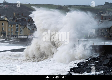 Aberystwyth Wales UK, Samstag, 09. Feb 2019 UK Wetter: Am Ende des Sturms Erik - der erste "named" Sturm von 2019 - immer noch genug Kraft, um riesige Wellen zu bringen Rammbock das Meer Abwehr in Aberystwyth auf der Cardigan Bay Küste, West Wales bei Flut an diesem Morgen. Eine gelbe Warnmeldung für Wind und lief wurde ausgegeben, die weite Teile im Norden des UK, mit Winden von mehr als 70 km/h in Böen. Photo Credit: Keith Morris/Alamy leben Nachrichten Stockfoto