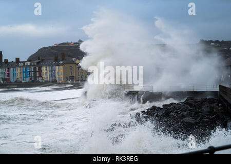 Aberystwyth Wales UK, Samstag, 09. Feb 2019 UK Wetter: Am Ende des Sturms Erik - der erste "named" Sturm von 2019 - immer noch genug Kraft, um riesige Wellen zu bringen Rammbock das Meer Abwehr in Aberystwyth auf der Cardigan Bay Küste, West Wales bei Flut an diesem Morgen. Eine gelbe Warnmeldung für Wind und lief wurde ausgegeben, die weite Teile im Norden des UK, mit Winden von mehr als 70 km/h in Böen. Photo Credit: Keith Morris/Alamy leben Nachrichten Stockfoto