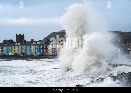 Aberystwyth Wales UK, Samstag, 09. Feb 2019 UK Wetter: Am Ende des Sturms Erik - der erste "named" Sturm von 2019 - immer noch genug Kraft, um riesige Wellen zu bringen Rammbock das Meer Abwehr in Aberystwyth auf der Cardigan Bay Küste, West Wales bei Flut an diesem Morgen. Eine gelbe Warnmeldung für Wind und lief wurde ausgegeben, die weite Teile im Norden des UK, mit Winden von mehr als 70 km/h in Böen. Photo Credit: Keith Morris/Alamy leben Nachrichten Stockfoto