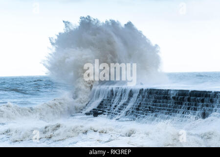 Aberystwyth Wales UK, Samstag, 09. Feb 2019 UK Wetter: Am Ende des Sturms Erik - der erste "named" Sturm von 2019 - immer noch genug Kraft, um riesige Wellen zu bringen Rammbock das Meer Abwehr in Aberystwyth auf der Cardigan Bay Küste, West Wales bei Flut an diesem Morgen. Eine gelbe Warnmeldung für Wind und lief wurde ausgegeben, die weite Teile im Norden des UK, mit Winden von mehr als 70 km/h in Böen. Photo Credit: Keith Morris/Alamy leben Nachrichten Stockfoto