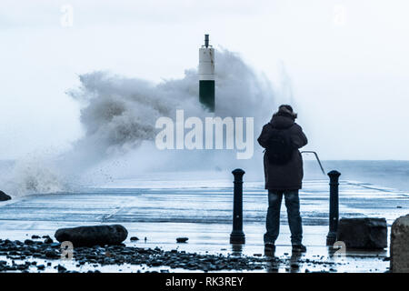 Aberystwyth Wales UK, Samstag, 09. Feb 2019 UK Wetter: Am Ende des Sturms Erik - der erste "named" Sturm von 2019 - immer noch genug Kraft, um riesige Wellen zu bringen Rammbock das Meer Abwehr in Aberystwyth auf der Cardigan Bay Küste, West Wales bei Flut an diesem Morgen. Eine gelbe Warnmeldung für Wind und lief wurde ausgegeben, die weite Teile im Norden des UK, mit Winden von mehr als 70 km/h in Böen. Photo Credit: Keith Morris/Alamy leben Nachrichten Stockfoto