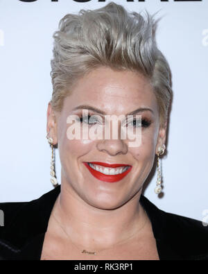 Los Angeles, USA. 08 Feb, 2019. LOS ANGELES, Ca, USA - Februar 08: Sängerin P!nk (Pink, Alecia Moore) Am2019 MusiCares Person ankommt Des Jahres ehrt Dolly Parton im Los Angeles Convention Center am 8. Februar 2019 in Los Angeles, Kalifornien, Vereinigte Staaten. (Foto von Xavier Collin/Image Press Agency) Quelle: Bild Presse Agentur/Alamy leben Nachrichten Stockfoto