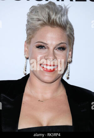 Los Angeles, USA. 08 Feb, 2019. LOS ANGELES, Ca, USA - Februar 08: Sängerin P!nk (Pink, Alecia Moore) Am2019 MusiCares Person ankommt Des Jahres ehrt Dolly Parton im Los Angeles Convention Center am 8. Februar 2019 in Los Angeles, Kalifornien, Vereinigte Staaten. (Foto von Xavier Collin/Image Press Agency) Quelle: Bild Presse Agentur/Alamy leben Nachrichten Stockfoto